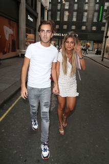 Dani Dyer feet photo thumbnail