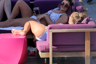 Dani Dyer feet photo thumbnail
