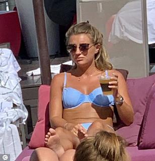 Dani Dyer feet photo thumbnail