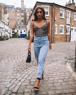 Dani Dyer feet photo thumbnail