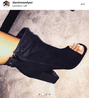 Dani Dyer feet photo thumbnail