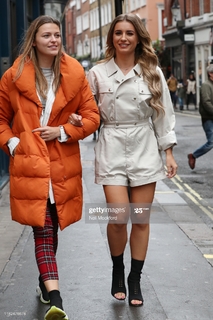 Dani Dyer feet photo thumbnail