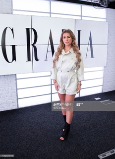 Dani Dyer feet photo thumbnail