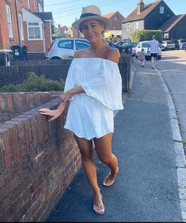 Dani Dyer feet photo thumbnail