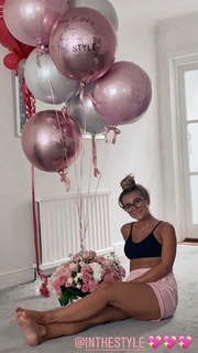 Dani Dyer feet photo thumbnail