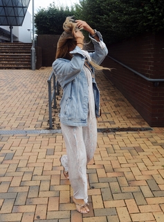 Dani Dyer feet photo thumbnail