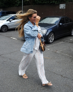 Dani Dyer feet photo thumbnail