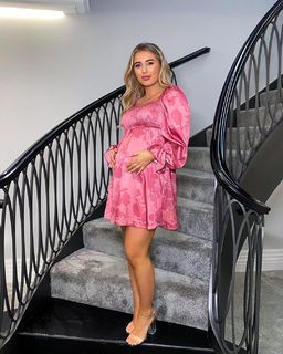 Dani Dyer feet photo thumbnail