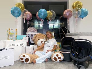 Dani Dyer feet photo thumbnail