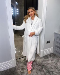 Dani Dyer feet photo thumbnail