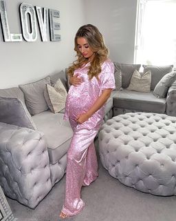 Dani Dyer feet photo thumbnail