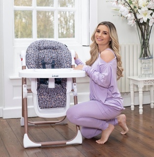 Dani Dyer feet photo thumbnail