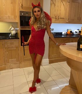 Dani Dyer feet photo thumbnail