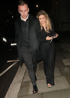 Dani Dyer feet photo thumbnail