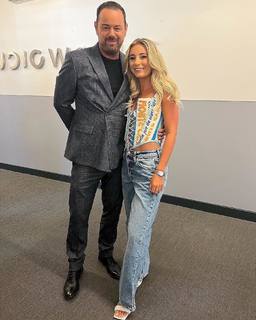 Dani Dyer feet photo thumbnail