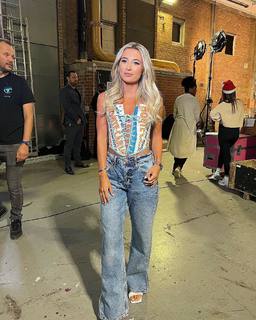 Dani Dyer feet photo thumbnail