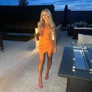 Dani Dyer feet photo thumbnail