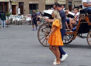 Dani Dyer feet photo thumbnail