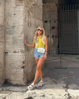 Dani Dyer feet photo thumbnail