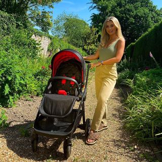 Dani Dyer feet photo thumbnail