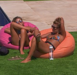 Dani Dyer feet photo 13