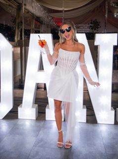 Dani Dyer feet photo 1