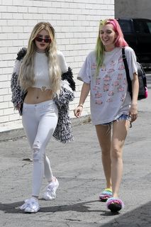 Dani Thorne feet photo thumbnail