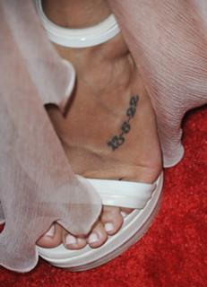 Dania Ramirez feet photo thumbnail