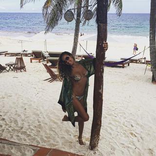 Dania Ramirez feet photo thumbnail