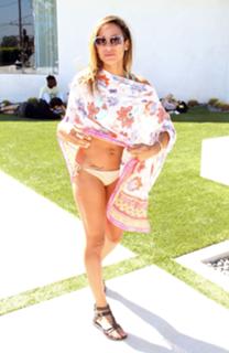 Dania Ramirez feet photo thumbnail