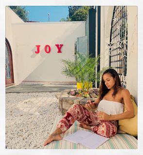 Dania Ramirez feet photo thumbnail