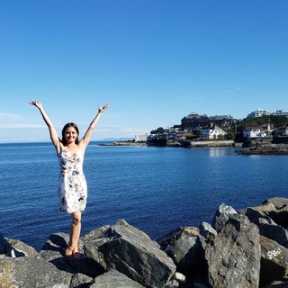 Danica McKellar feet photo thumbnail