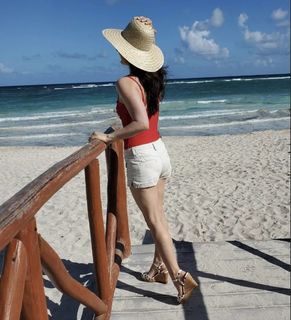 Danica McKellar feet photo thumbnail