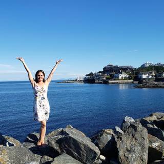 Danica McKellar feet photo thumbnail