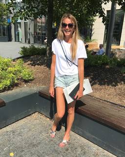 Daniela Hantuchová feet photo thumbnail