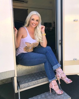 Daniela Katzenberger feet photo thumbnail