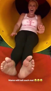 Daniela Katzenberger feet photo thumbnail