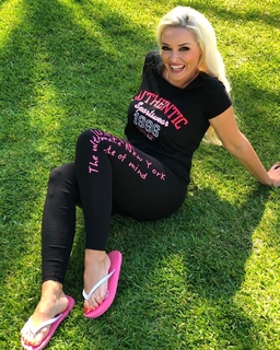 Daniela Katzenberger feet photo thumbnail