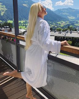 Daniela Katzenberger feet photo thumbnail