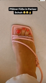 Daniela Katzenberger feet photo thumbnail