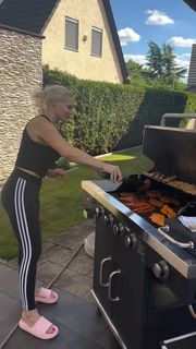 Daniela Katzenberger feet photo thumbnail