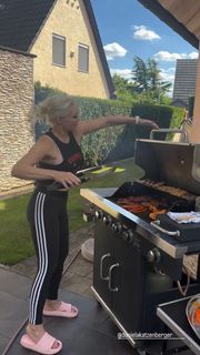 Daniela Katzenberger feet photo thumbnail