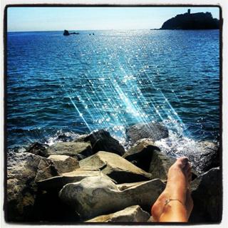 Daniela Luján feet photo thumbnail