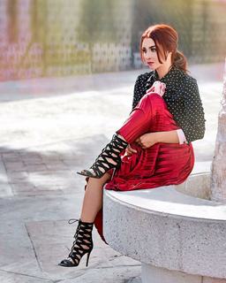 Daniela Luján feet photo thumbnail