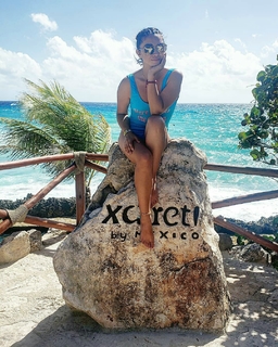 Daniela Luján feet photo thumbnail