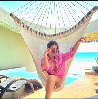 Daniela Luján feet photo thumbnail