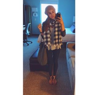 Daniella Monet feet photo thumbnail
