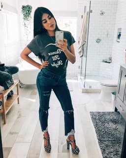 Daniella Monet feet photo thumbnail