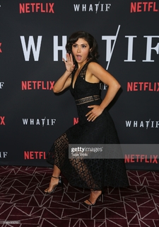 Daniella Pineda feet photo thumbnail
