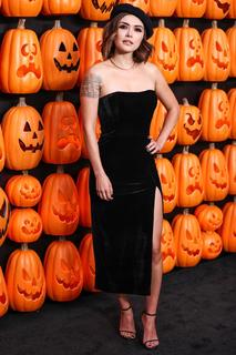 Daniella Pineda feet photo thumbnail